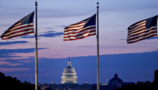 【天下头条】阿富汗清真寺遭自杀式袭击逾60人丧生 美国预算赤字创四年来新高