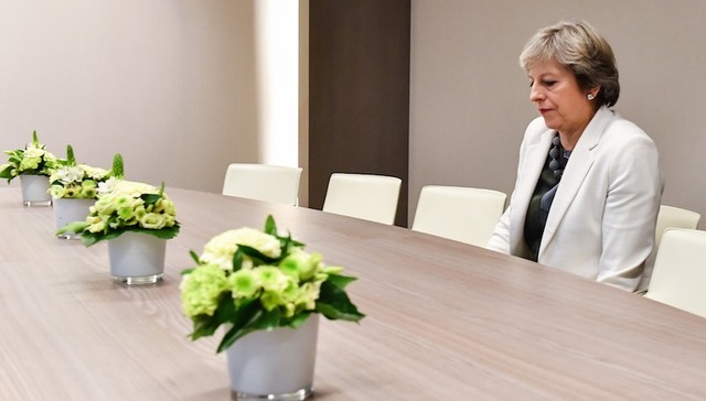 脱欧谈不拢 英国首相不得不把这句狠话吞回肚里