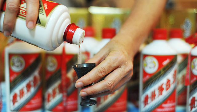 白酒定价权争夺战：外资频频撤退 茅台估值“山穷水尽”了吗？