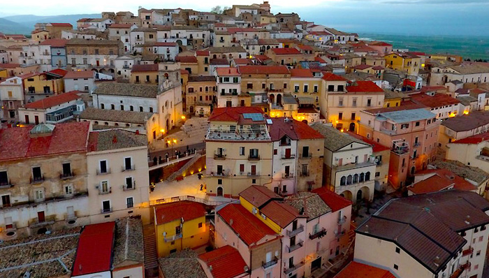 意大利,普利亚大区,历史小镇,人口流失,出生率