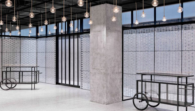 如恩设计为三里屯瑜舍酒店做了新空间，玻璃砖墙和街头“小推车”是亮点