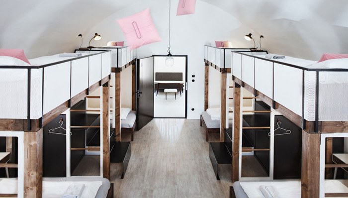 嫌住古堡太贵，考虑下捷克这家开在400年建筑里的青旅