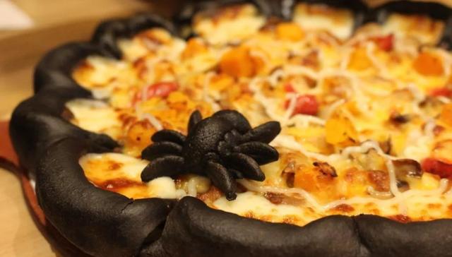 【每周尝鲜】必胜客推出黑色披萨 日本人发明了大蒜咖啡