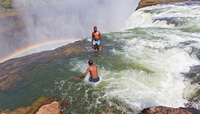 跳进维多利亚瀑布的魔鬼池之前 请先看好时间