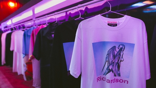 新品发布派对上的灯光很炫酷 但有人回家后却觉得眼睛痛