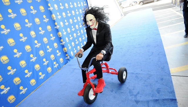 【体育明星日常】NBA众明星变装庆祝万圣节 孙杨献唱周杰伦演唱会