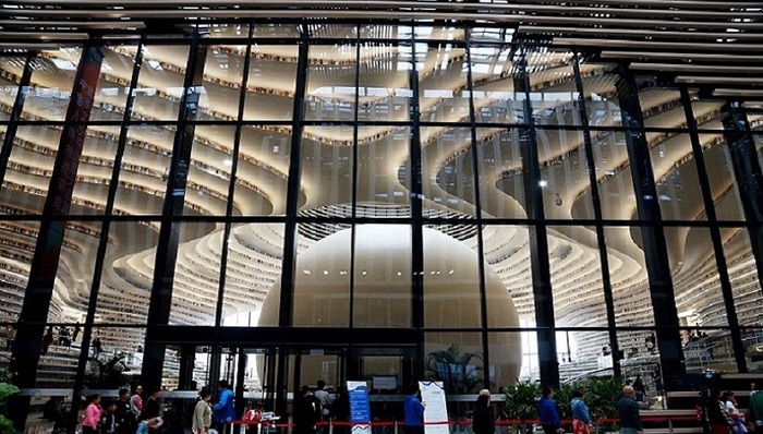 最近的新晋网红是天津的滨海图书馆，网友称看了想学习