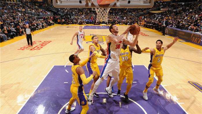 威少准三双雷霆19分大胜雄鹿 湖人横扫活塞结束两连败