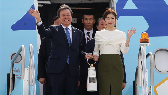 【体育晚报】平昌冬奥圣火抵达主办国 乓联最新排名朱雨玲首度登顶