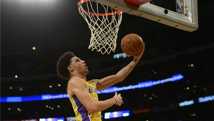 【体育明星日常】埃夫拉怒踹自家球迷 “球哥”3400万美元买豪宅