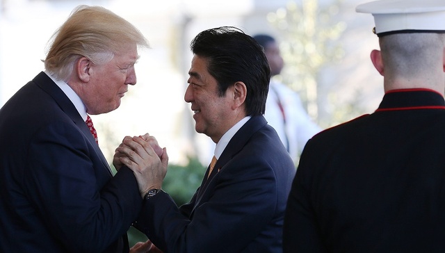 全女警护卫妻女、网红歌手陪吃 安倍准备这样款待特朗普