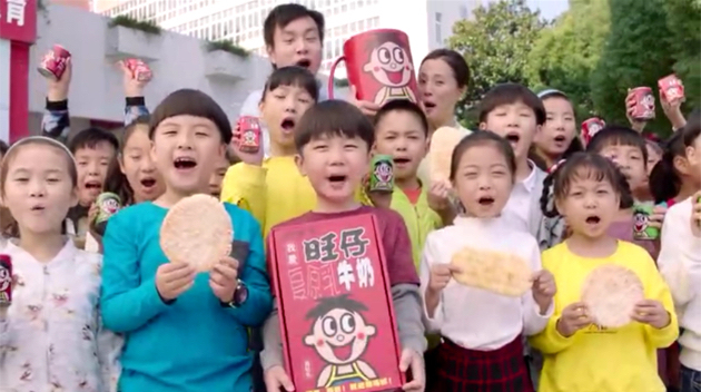 旺仔牛奶拍了一个有点好笑的广告续集 一切都是加大版的