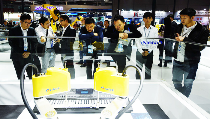 【现场直击】身高36厘米的世界最小工业机器人亮相工博会