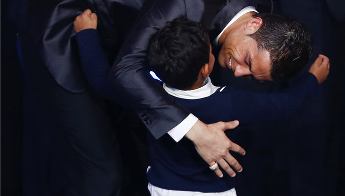 【体育明星日常】模范老爹C罗犯愁：儿子“迷你罗”只爱踢球不吃饭