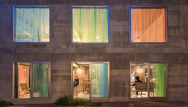 混凝土墙面之中点缀彩色窗帘，这家大阪旅馆有点浪漫