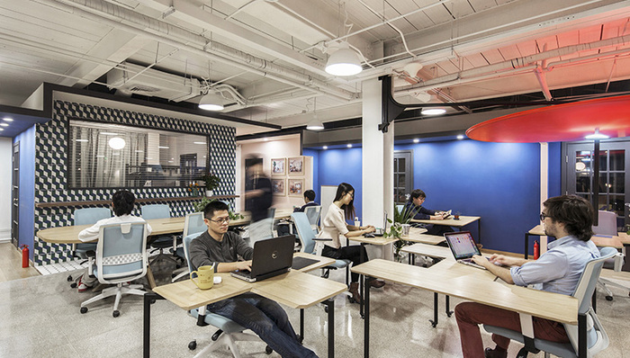 有了这张凹凸桌，长会议桌和单人办公桌之间可以自由切换