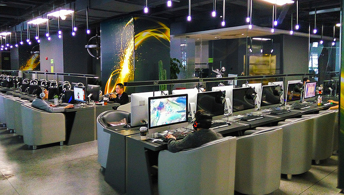 风口上的电竞馆：周杰伦、IDG、阿里、腾讯、网吧都在做，它如何才能飞起来？