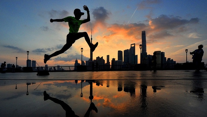 2017上海马拉松南非选手莫克卡四度夺冠 埃塞俄比亚选手罗扎蝉联女子冠军