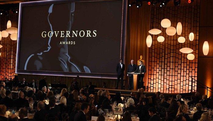 【文娱早报】《鸟人》导演获第9届奥斯卡荣誉奖特别荣誉奖 《绿箭侠》编剧被19名员工指控性骚扰