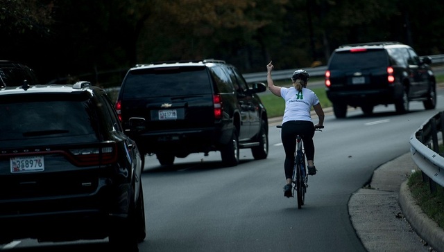 美国妇女朝特朗普车队竖中指遭公司解雇 获网友捐6万美元