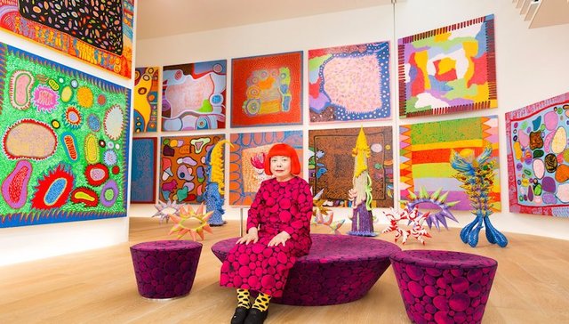 草间弥生又在纽约展出两个新镜屋 排队几小时参观几分钟