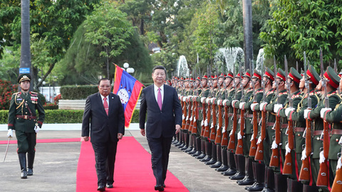 习近平同老挝人民革命党中央委员会总书记、国家主席本扬举行会谈