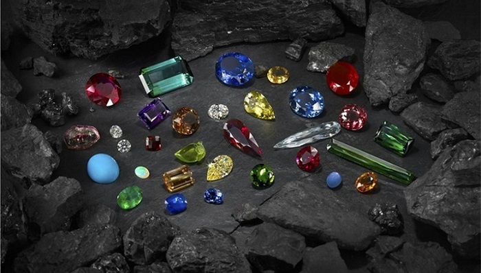 【衣帽间】佩戴“彩虹宝石”成为新的流行趋势，每一种色彩都有不同的寓意