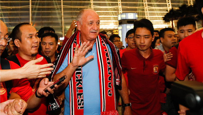 【体育明星日常】广州百名球迷送别斯帅 C罗给梅西打电话“炫耀”金球奖