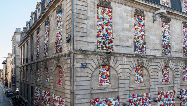 假如有一天我们的城市建筑都被塑料垃圾塞满了……