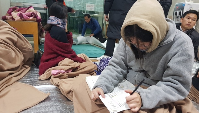 史上第二强震导致高考延期 韩国考生翻垃圾堆寻捡课本