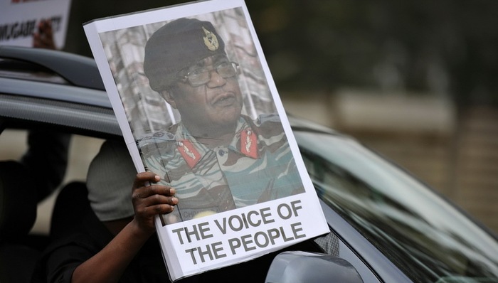 穆加贝,军方,不退位,犯罪分子,誓死,软禁,执政党,津巴布韦邮报,党内,军队