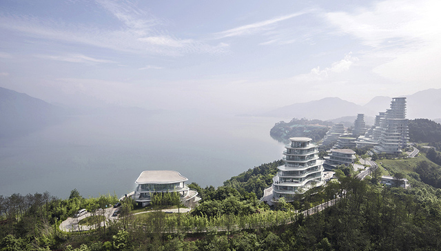 马岩松在徽州湖边盖了一些白房子，像湖中倒影被立起来了