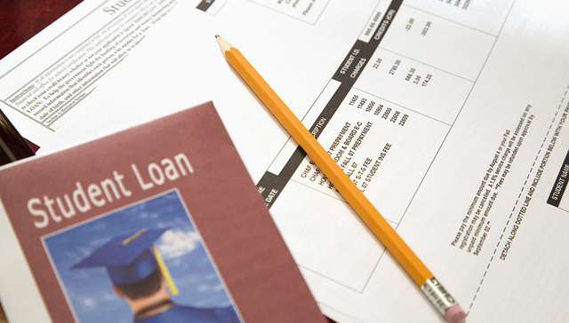 毕业就背债 美国学生平均负债1.7万美元