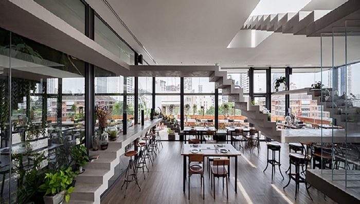 曼谷一家餐厅里到处都是楼梯，顾客该怎么用餐？