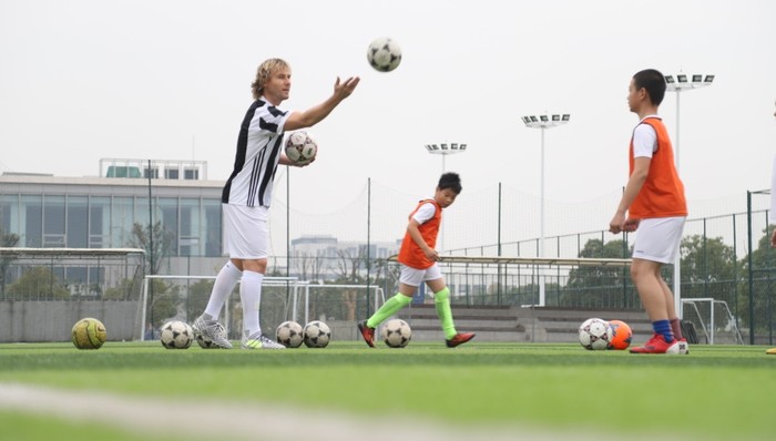 退役八年首次露脸中国广告 内德维德成了捷克的“足球大使”