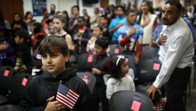 美国入籍归化“道阻且长” 申请积压量上涨35%