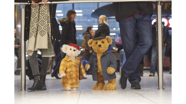 希思罗机场抢先发布的圣诞广告 主角依旧是那两只熊