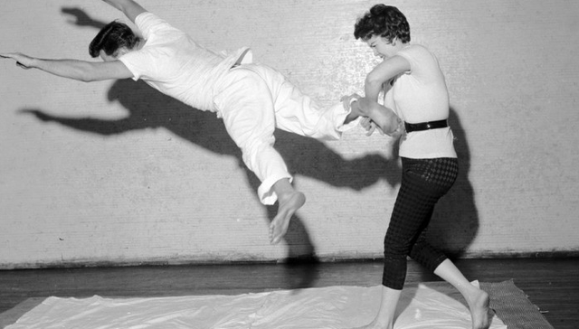 女性自卫史：一个世纪以来的愤怒与反击