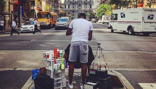 他在街头，专门给流浪汉免费理发