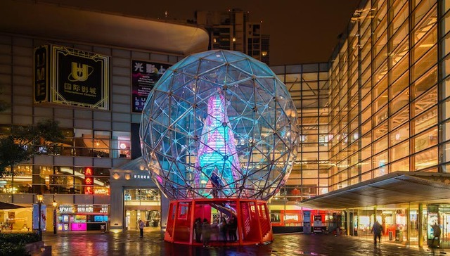 上海新天地把圣诞树和游乐场装进了这个巨型电子水晶球里