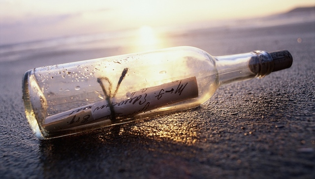 【天下奇闻】荷兰老汉34年收集上千漂流瓶逐一回复 美国女子探监接吻藏毒害死男友