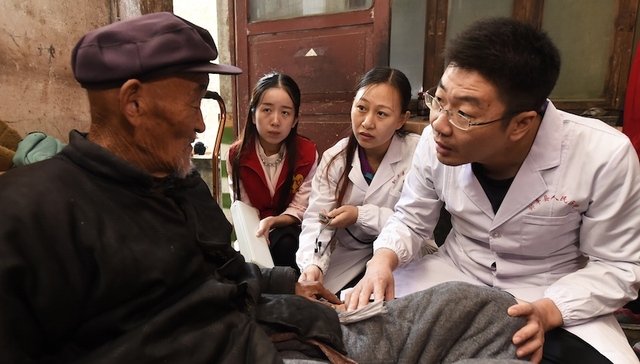 卫计委：10余万农村贫困人群获大病专项救治