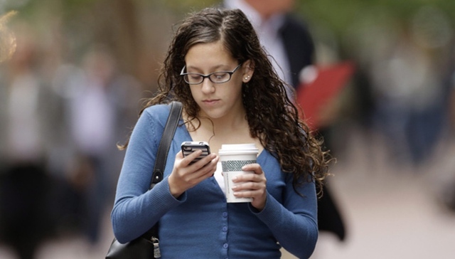 加拿大提反“僵尸行走”提案 走路看手机恐被重罚