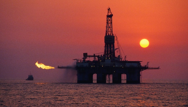 【财经24小时】新一轮成品油价格调整搁浅 明年金融监管将继续从严