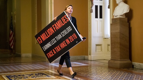 距成功只有一步之遥 特朗普减税仍面临巨大争议