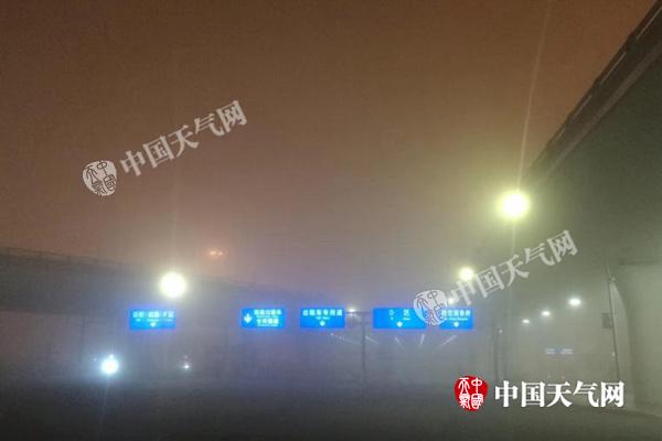 四川浓雾局地能见度不足50米 成都机场1万余人滞留
