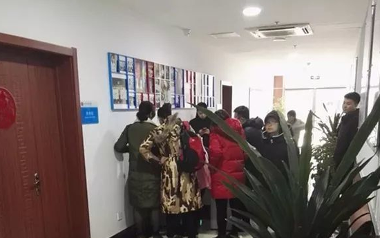 患者家属在医院交涉