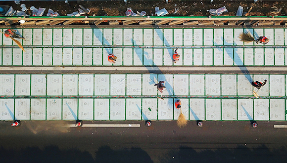 【工业之美】中国首条太阳能高速公路年底通车 除了充电还能融雪