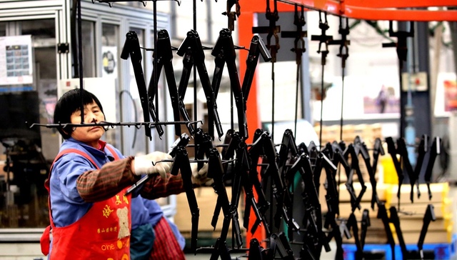 【财经数据】人民币中间价8连跌 多机构预测明年中国经济增长6.7%