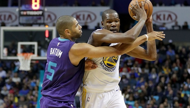 骑士险胜国王斩获13连胜 库里缺阵杜兰特三双率勇士取胜